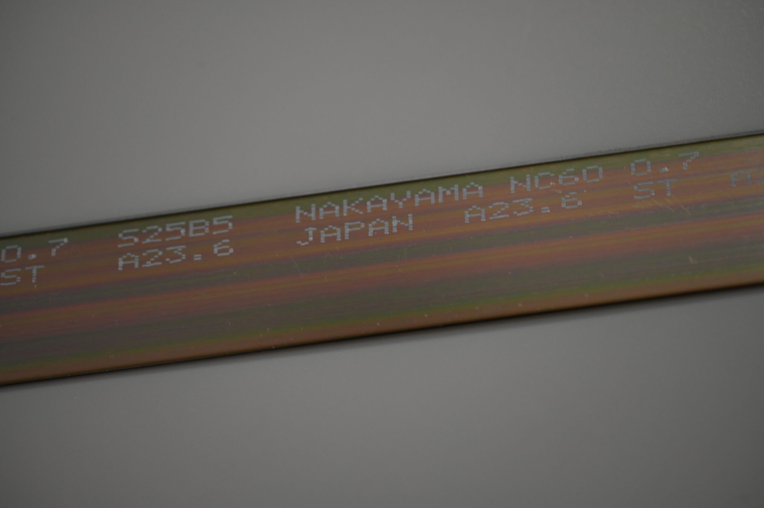 Reduced re-adhesion after die-cutting of double-sided tape